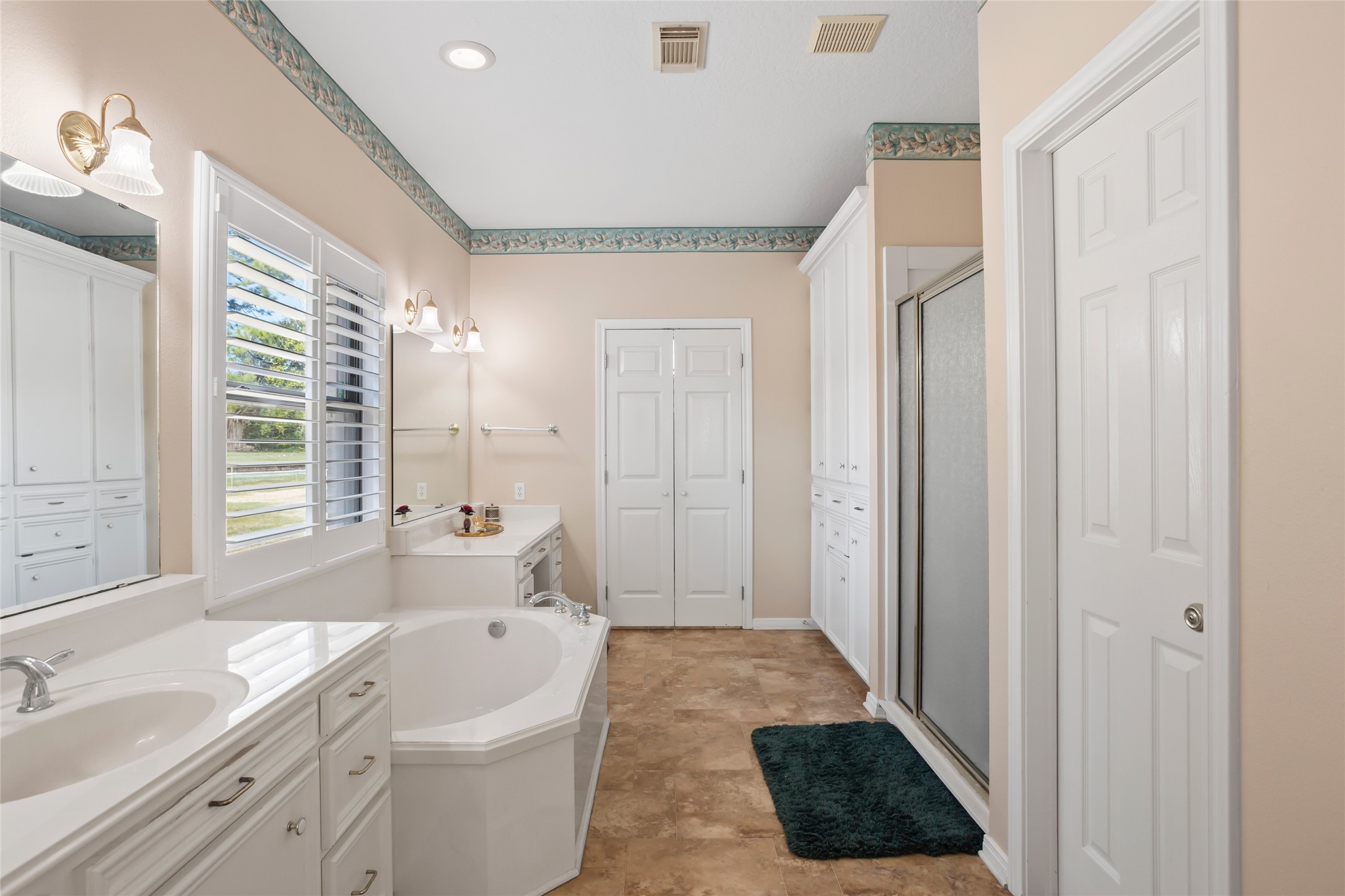 215 Ridgemont Drive Alvin, TX 77511 - Photo 21 of 39 Large primary bathroom