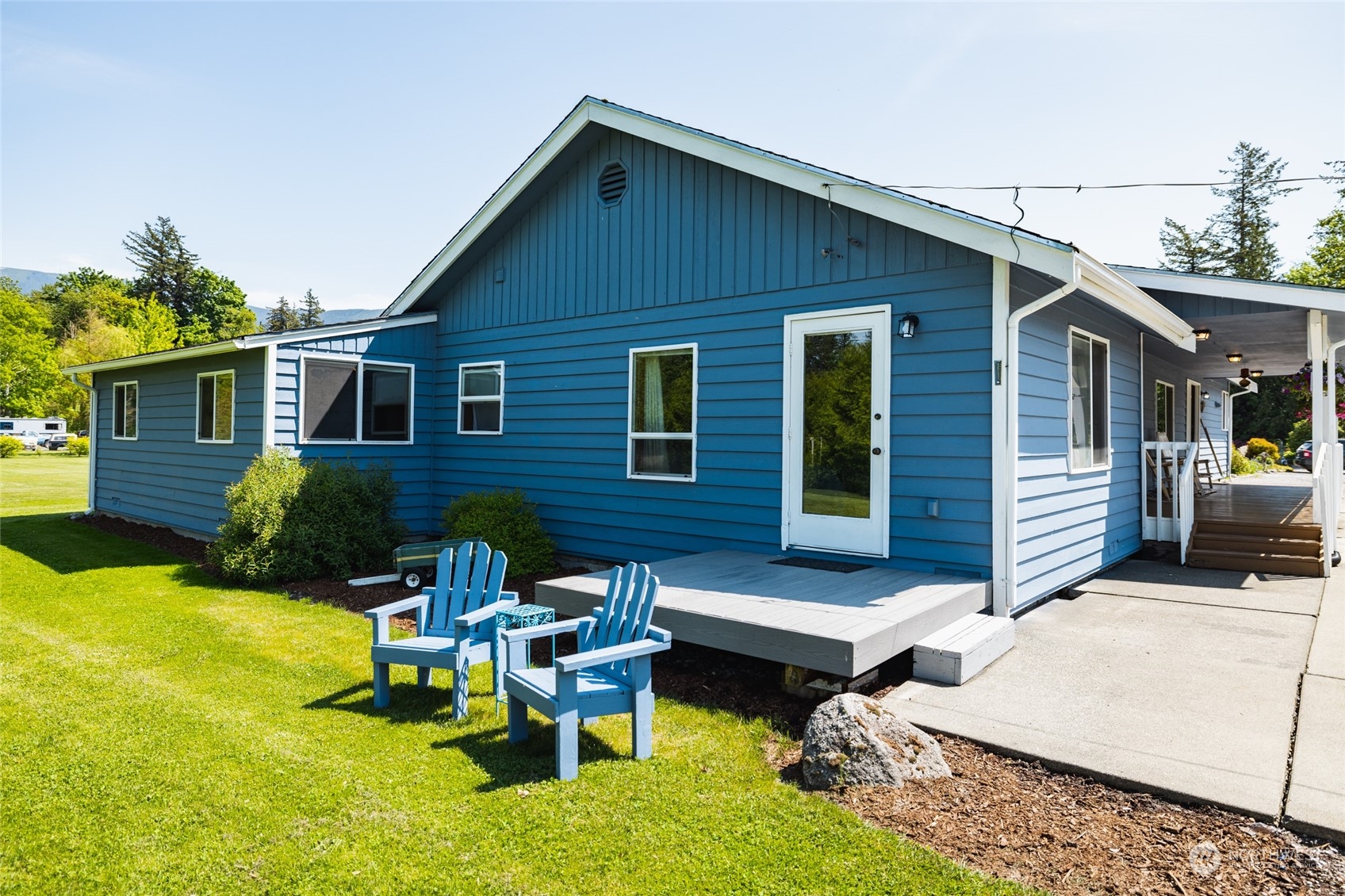 3304 South Pass Road Everson, WA 98247 - Photo 30 of 40 a backyard of a house with seating space