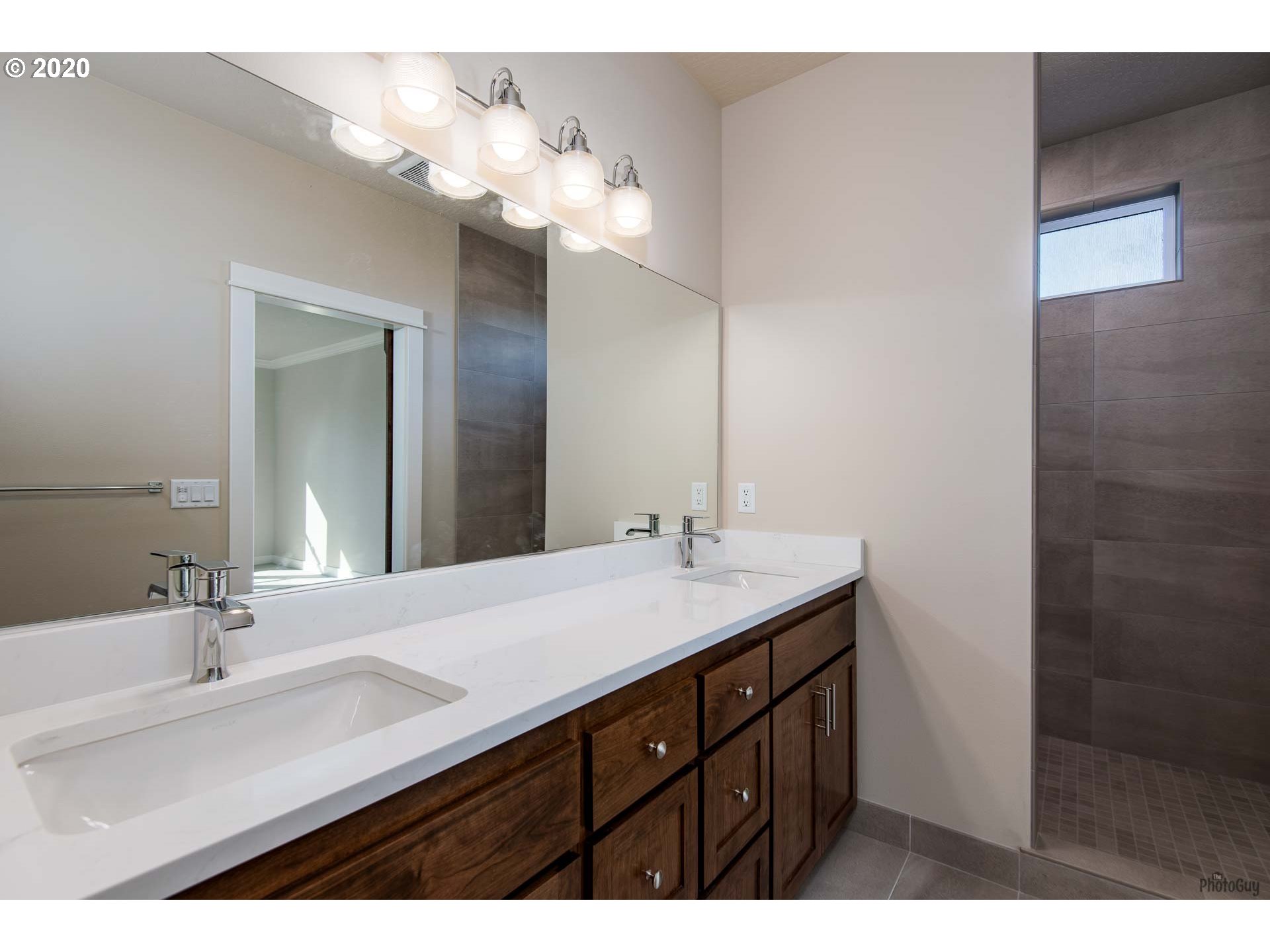 1017 South 33rd Street Springfield, OR 97478 - Photo 28 of 32 a bathroom with a sink a vanity and a mirror