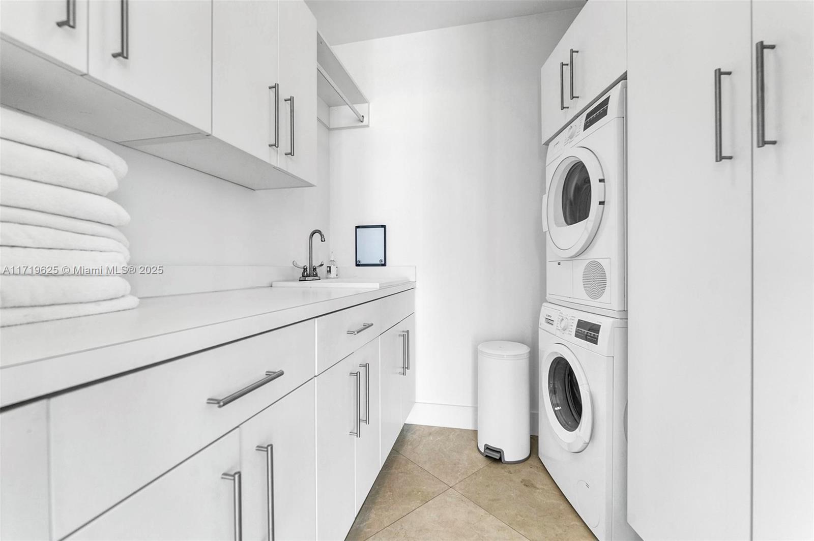 200 Biscayne Blvd Way, Unit 5001 Miami, FL 33131 - Photo 26 of 48 a utility room with dryer and washer