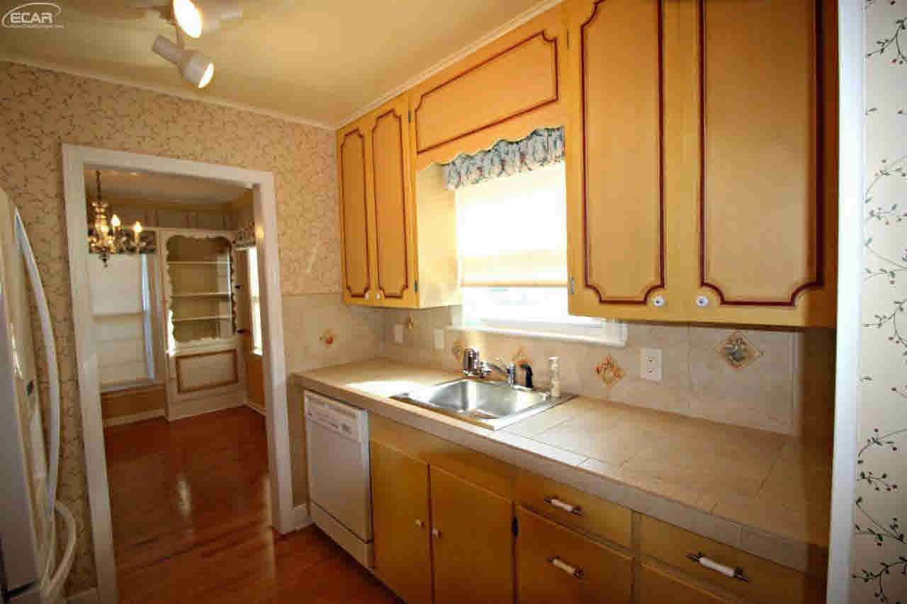 1930 Colchester Road Flint, MI 48503 - Photo 9 of 26 21263952-8.JPG