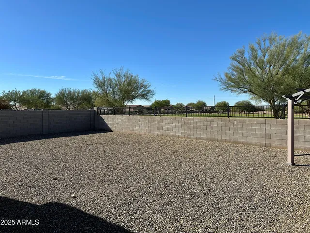 a view of a backyard