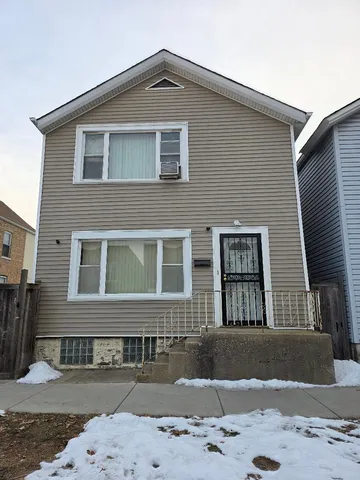 $1,300 | 1712 West 33rd Place, Unit 1, Chicago, IL 60608