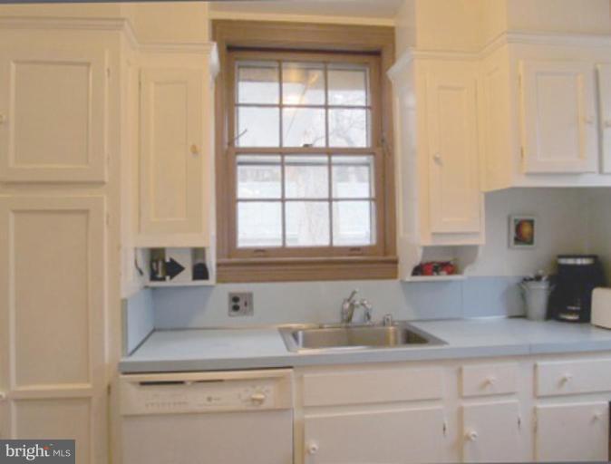825 Violet Place Silver Spring, MD 20910 - Photo 11 of 24 Kitchen
