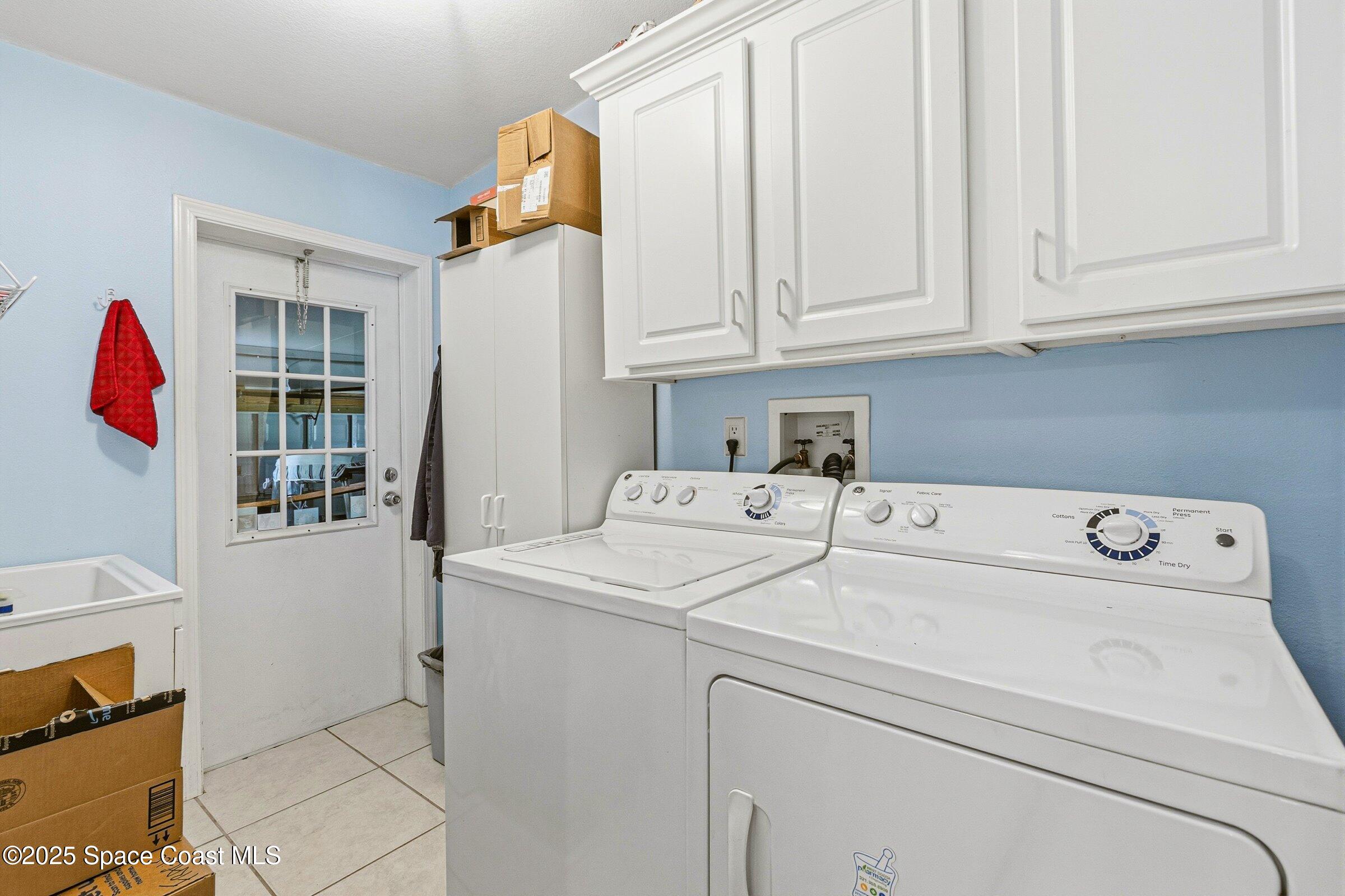 595 Outer Drive, Unit 129 Cocoa, FL 32926 - Photo 20 of 49 a utility room with dryer and washer