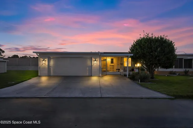 a view of house with yard