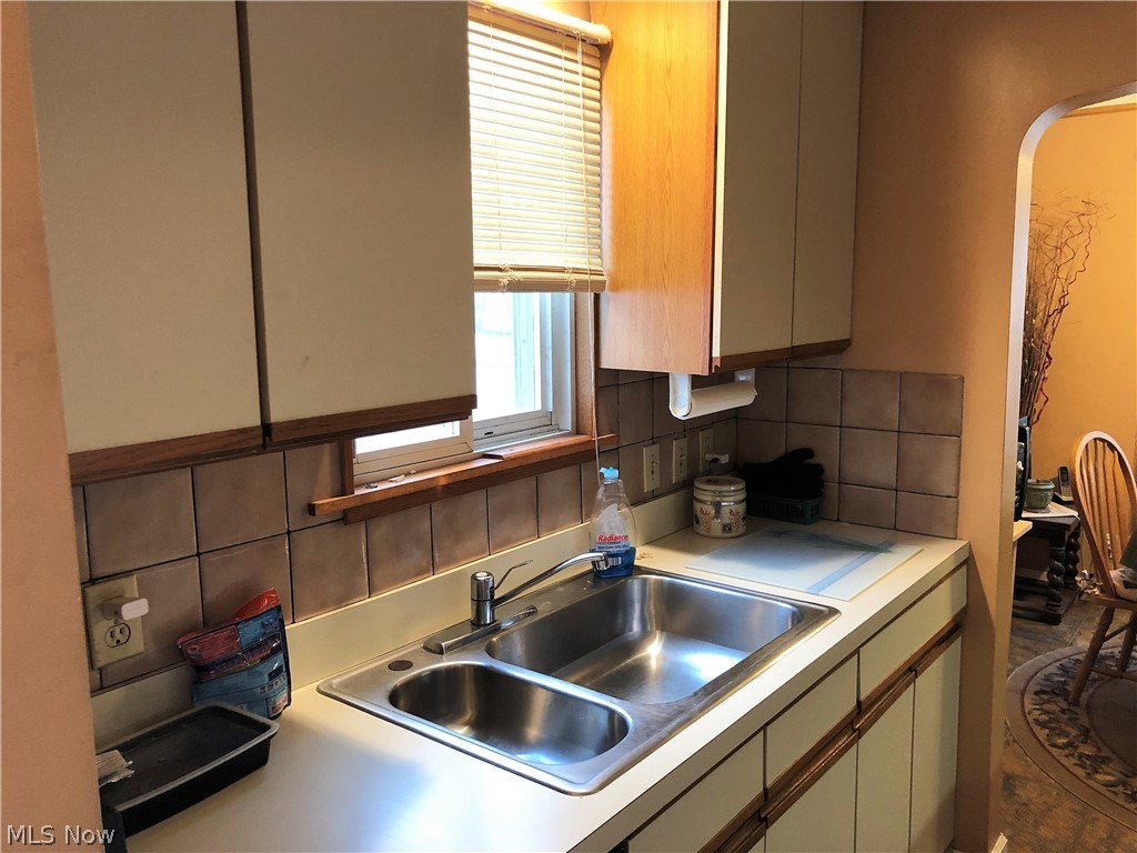 1282 Sunset Road Cleveland, OH 44124 - Photo 5 of 21