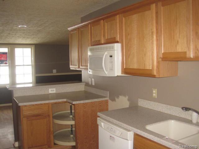 1792 Swaney Road Walled Lake, MI 48390 - Photo 6 of 10 IMG_7558.jpg