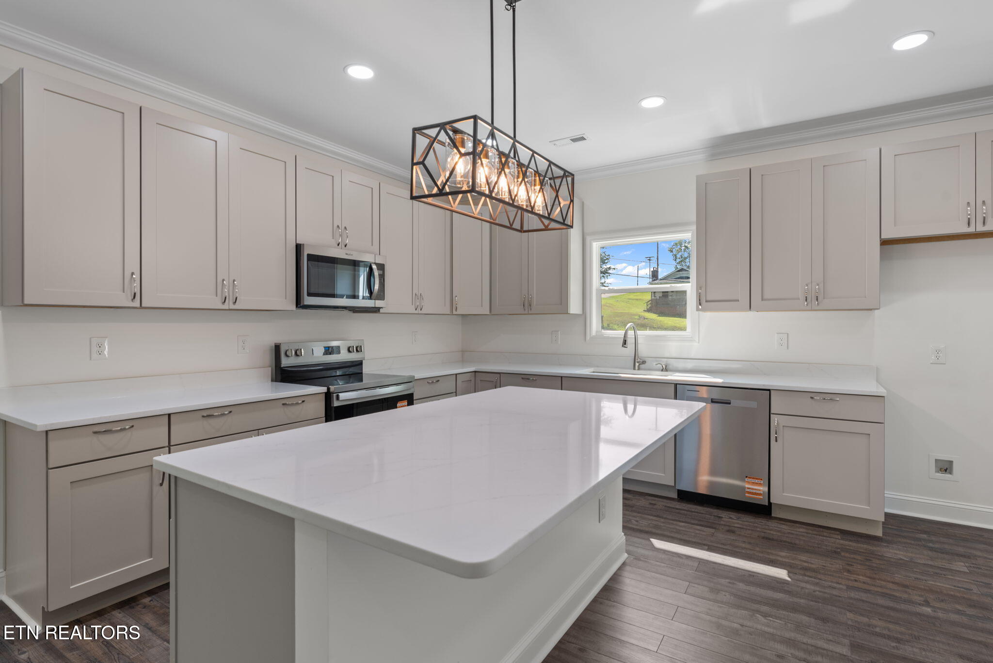 711 Byrd Street Clinton, TN 37716 - Photo 11 of 27 Byrd kitchen