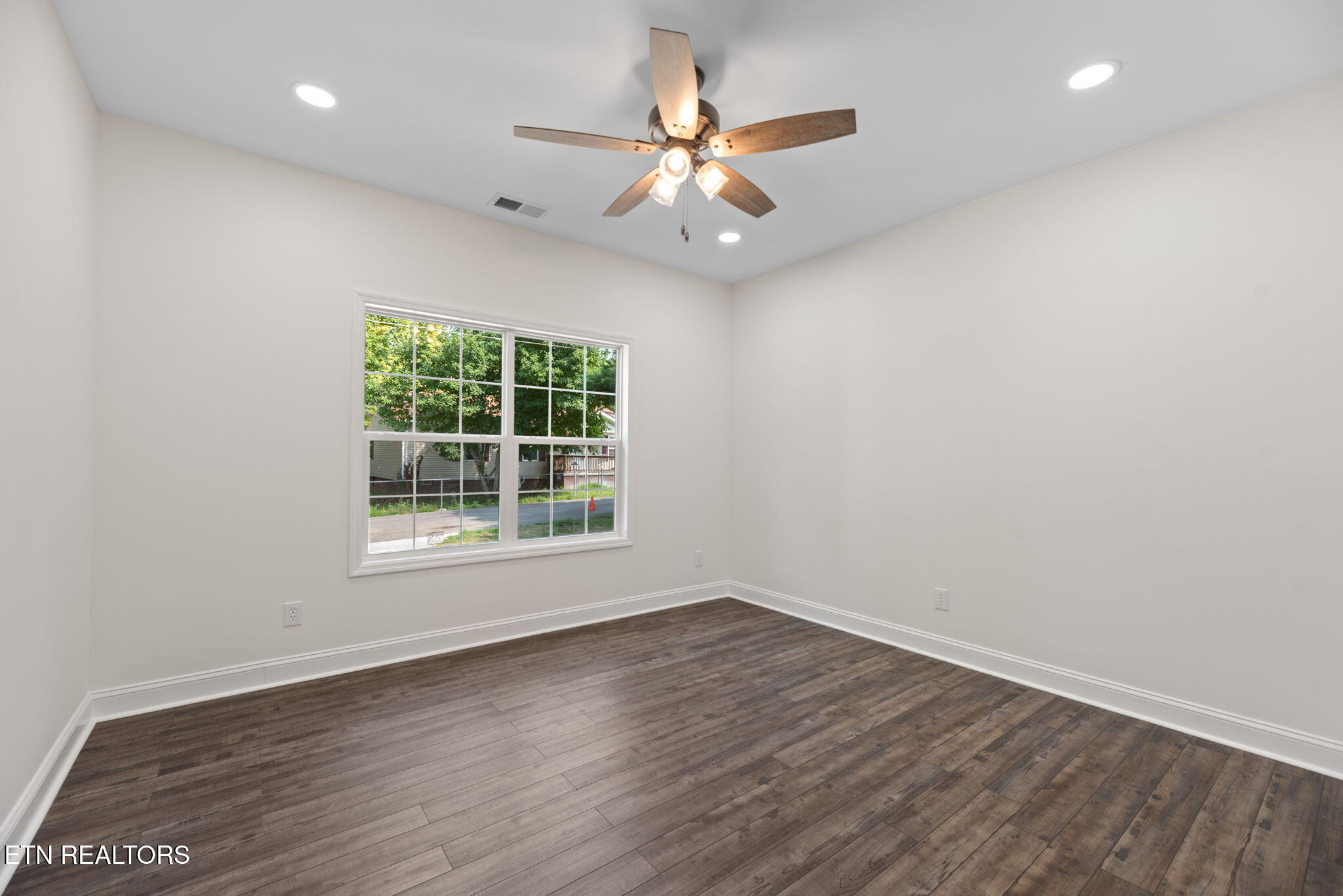 711 Byrd Street Clinton, TN 37716 - Photo 25 of 27 Byrd bed 3