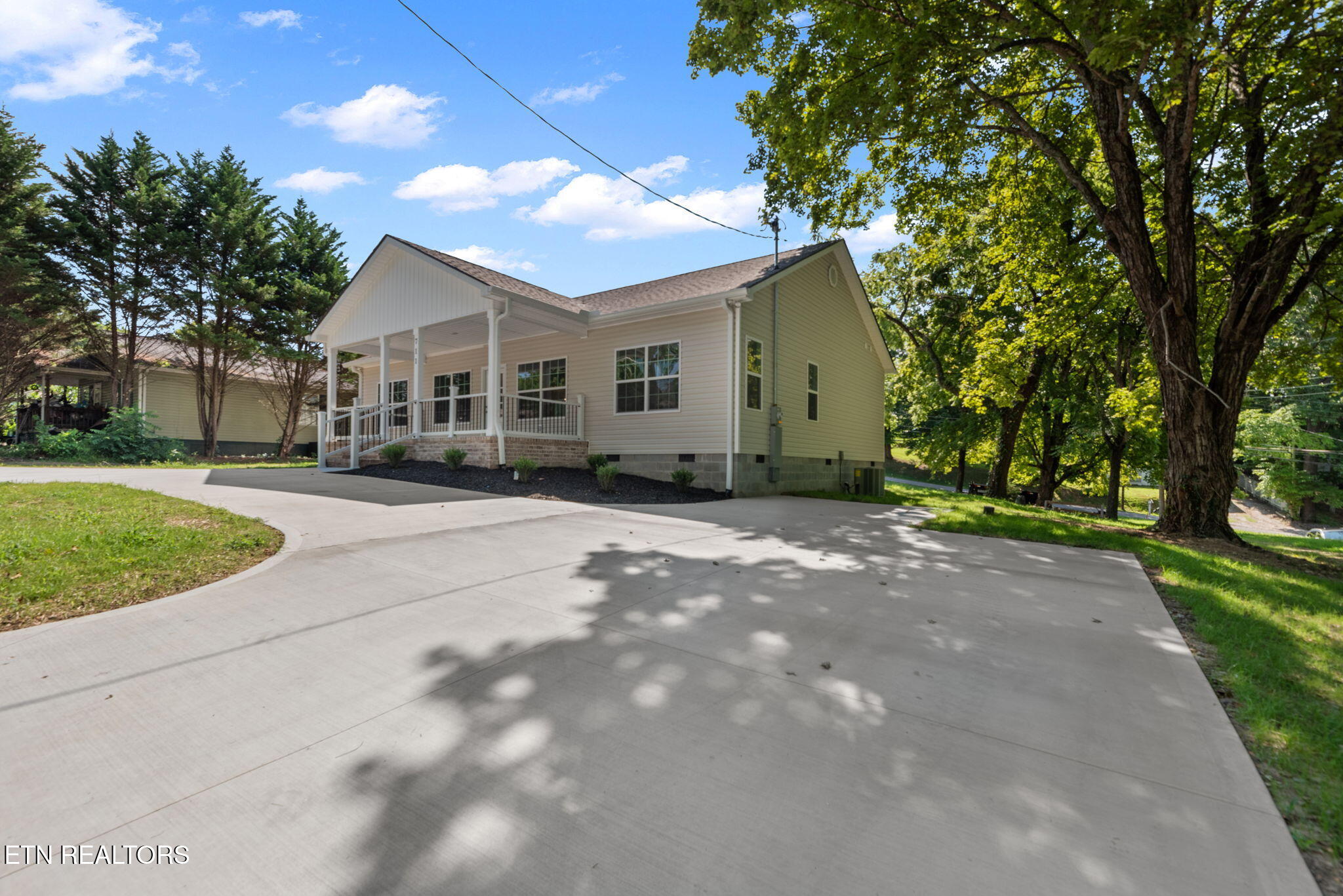 711 Byrd Street Clinton, TN 37716 - Photo 4 of 27 byrd driveway