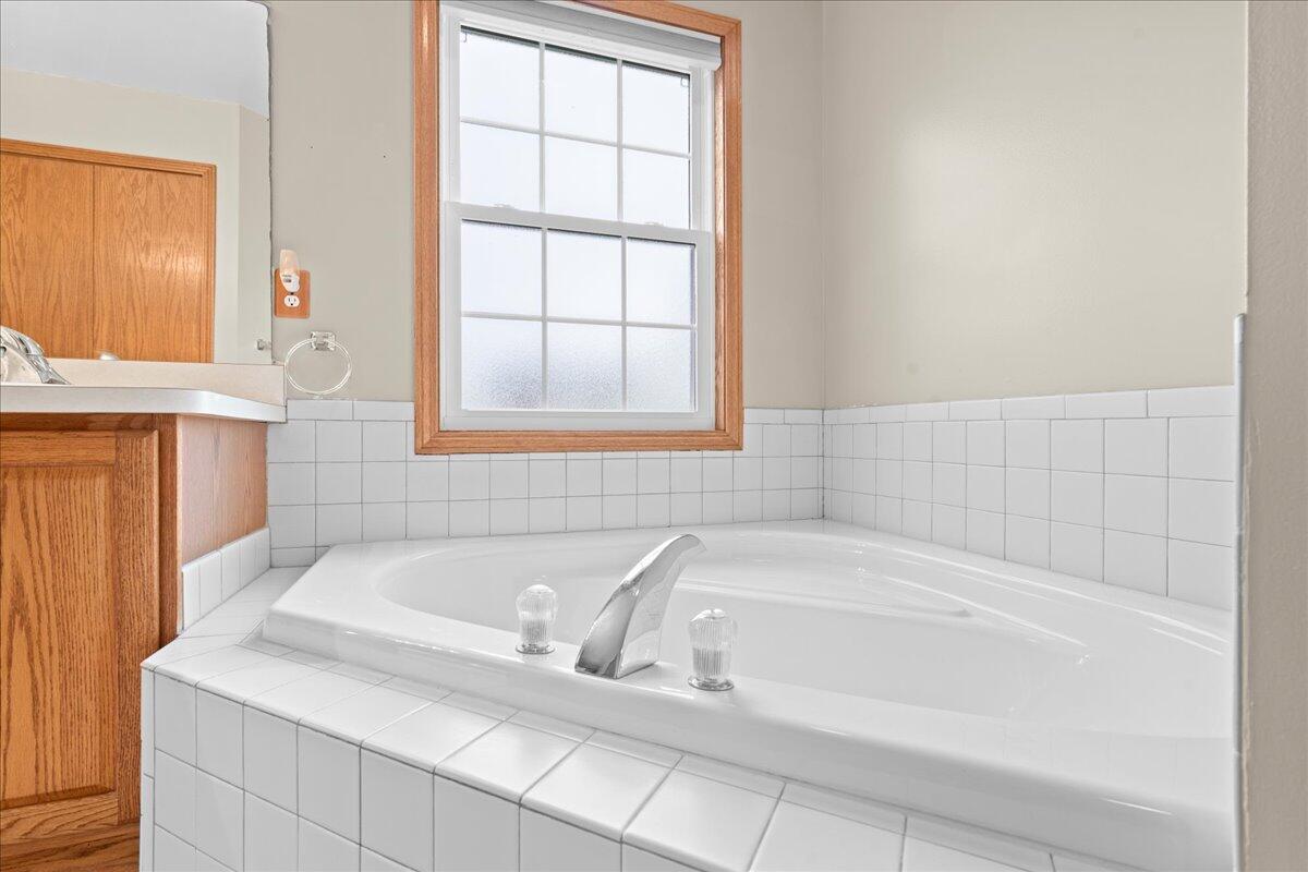 3168 MacKenzie Drive Howell, MI 48843 - Photo 15 of 44 19-Media Jett - 19