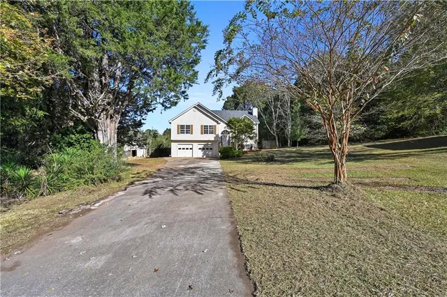 a view of a house with a yard