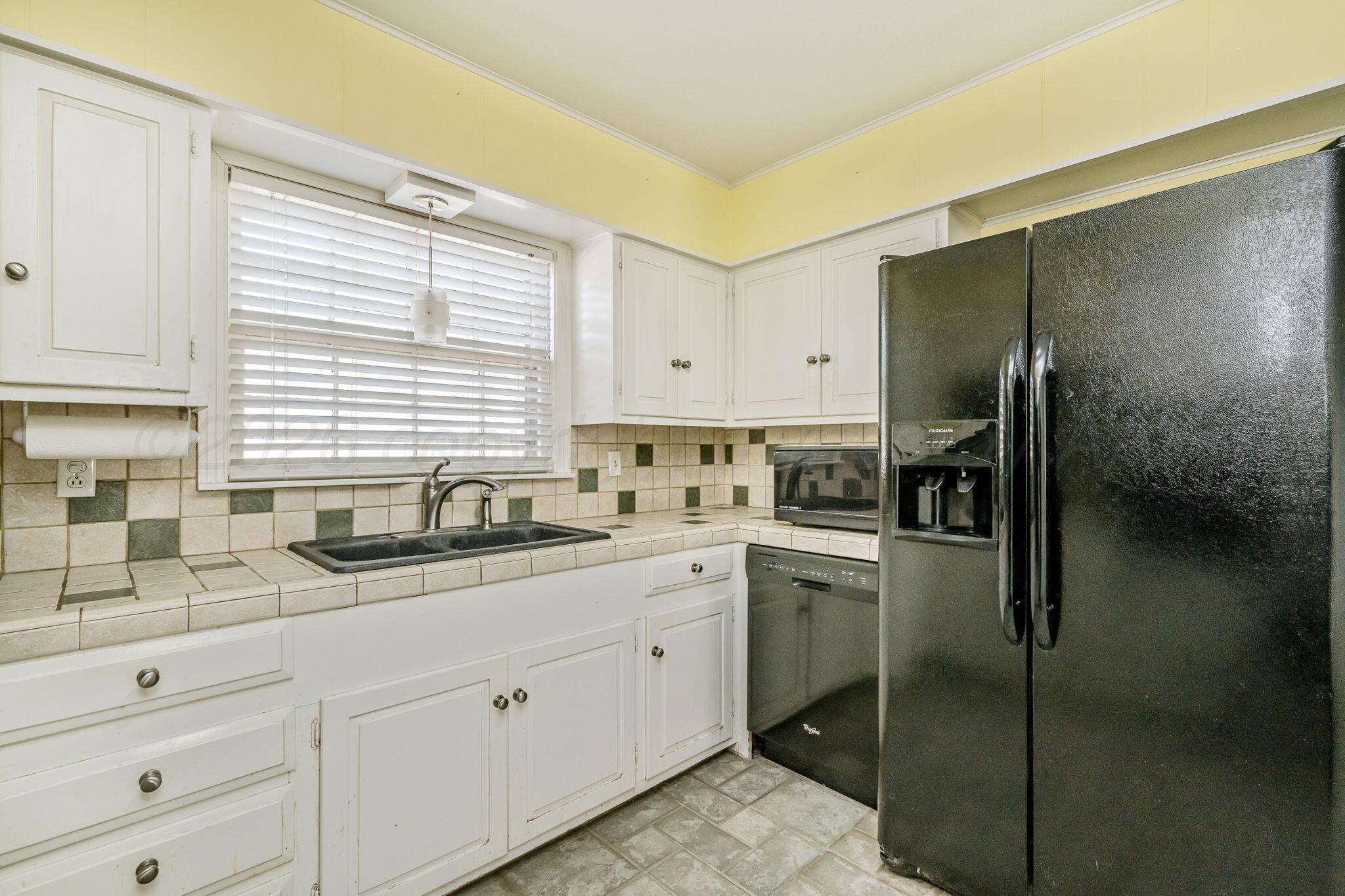 5305 Randolph Road Amarillo, TX 79106 - Photo 7 of 20 a kitchen with stainless steel appliances granite countertop a sink a stove and refrigerator
