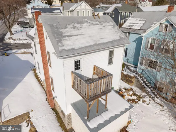 a view of living room kitchen and kitchen