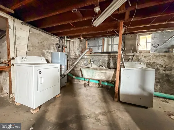 a view of livingroom with furniture