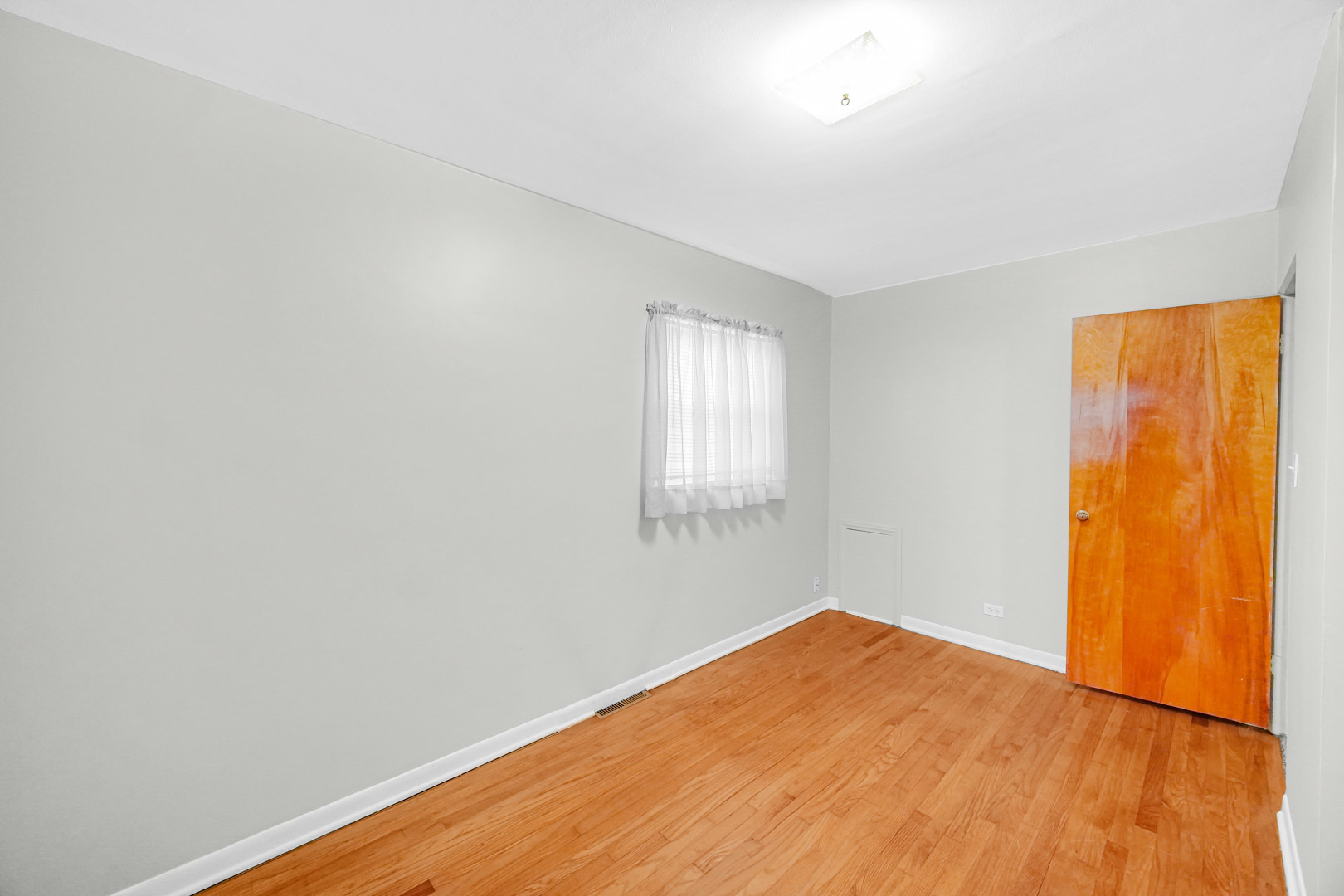 11025 Princess Avenue Chicago Ridge, IL 60415 - Photo 19 of 21 an empty room with windows