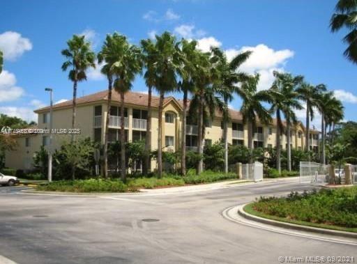 Pinehurst Club Condominiums Hollywood, FL 33021 - Photo 2 of 22 front view of a house with a garden