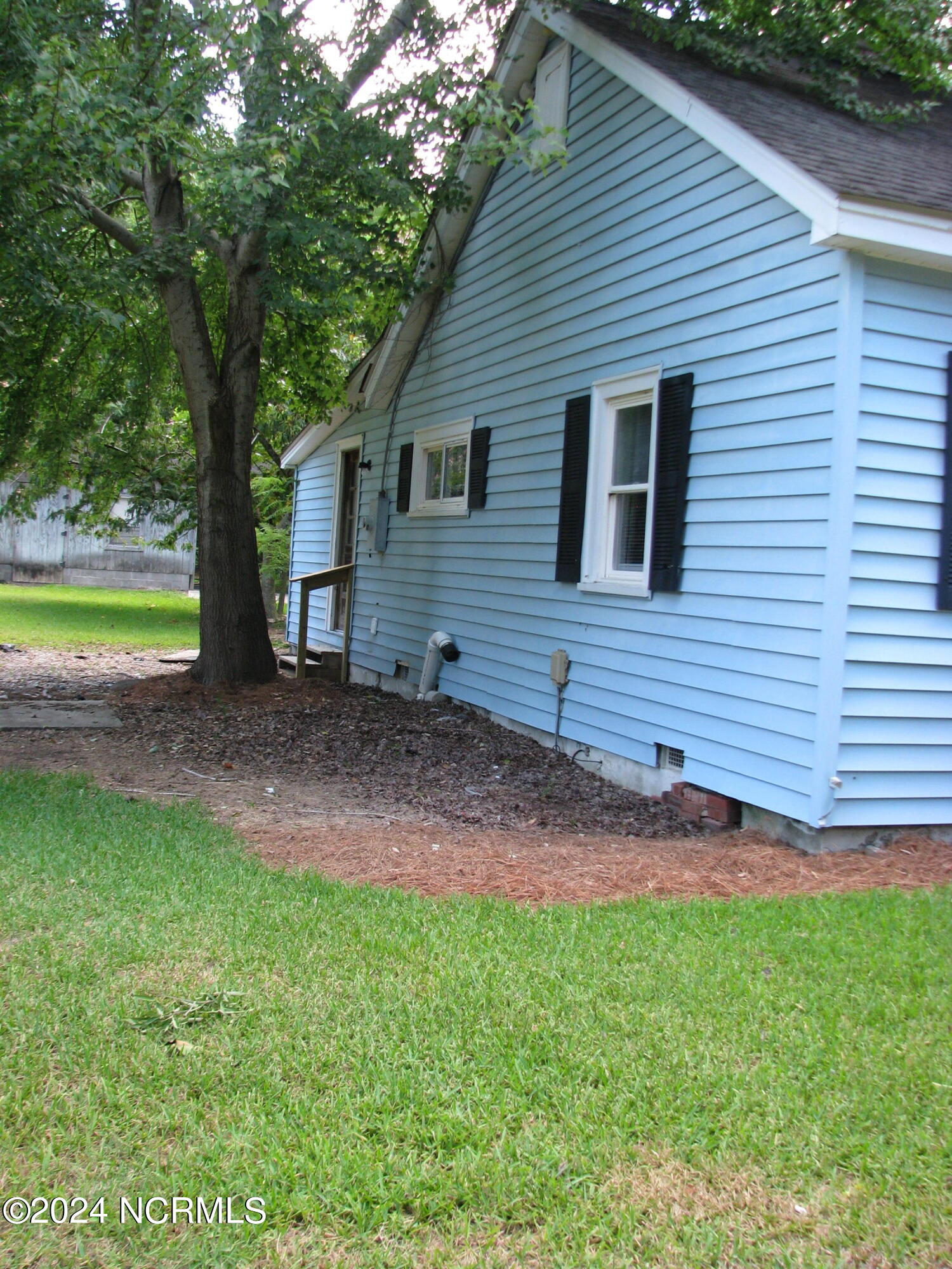 313 Golf Road Plymouth, NC 27962 - Photo 4 of 23 Side view of house with entry to utility room