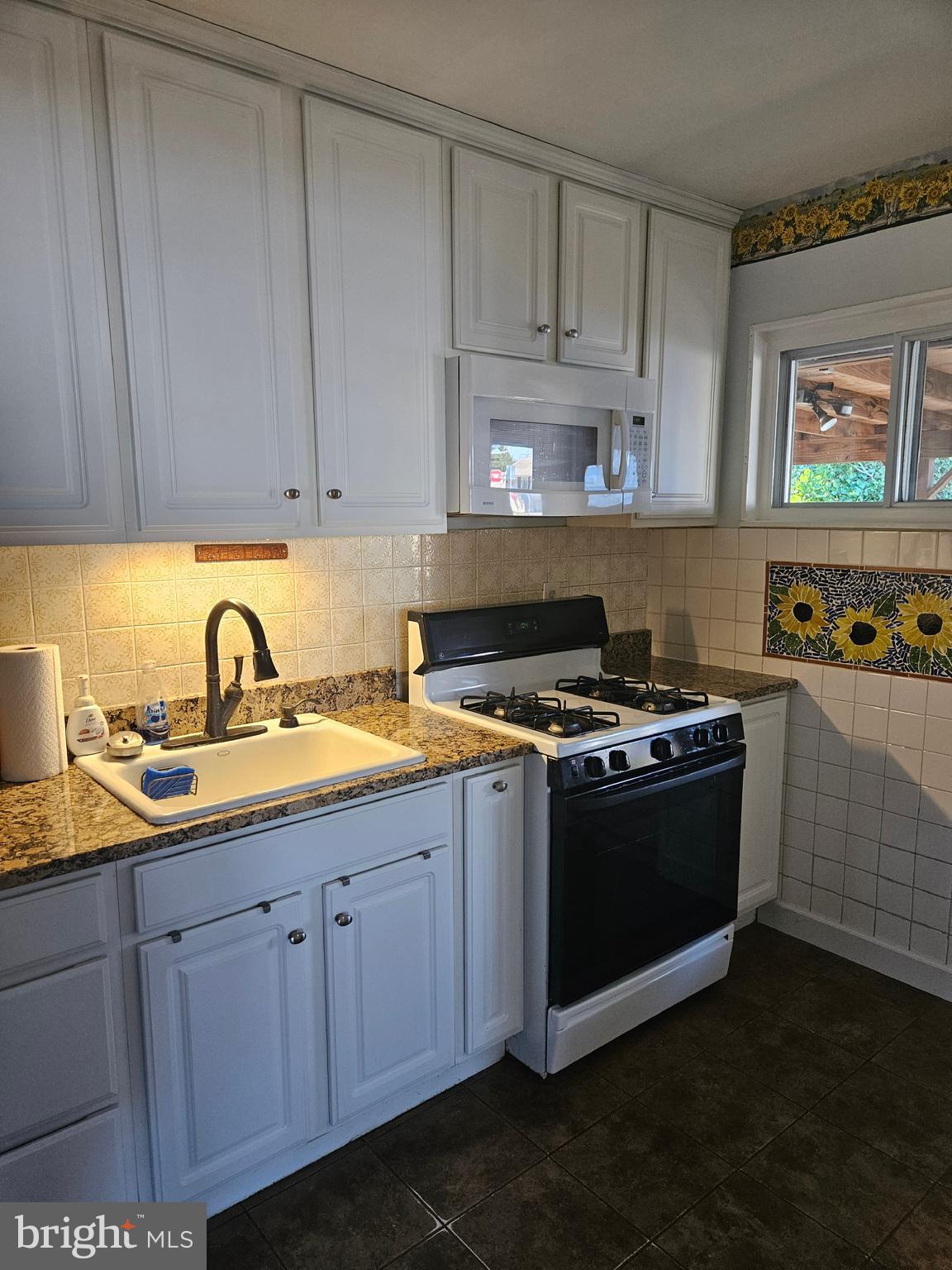 905 Lindsay Road Oxon Hill, MD 20745 - Photo 11 of 31 a stove top oven sitting inside of a kitchen