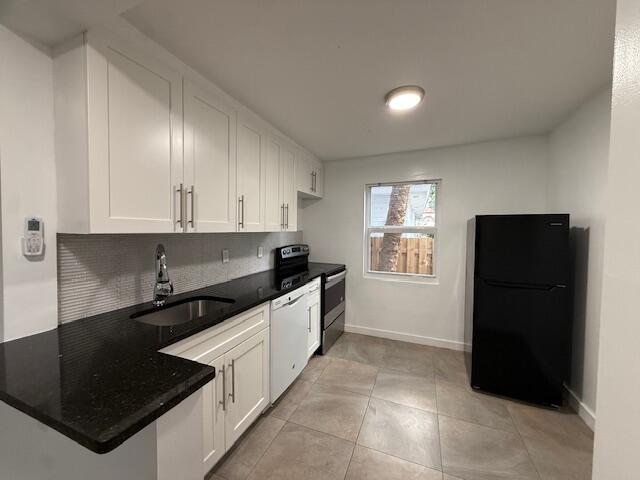 919 2nd Street, Unit 2 West Palm Beach, FL 33401 - Photo 3 of 14 a kitchen that has a sink and a stove in it