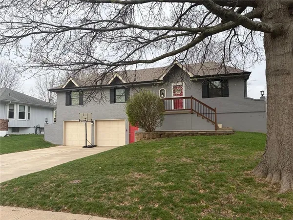 $300,000 | 1128 Northeast Westwind Drive, Lee's Summit, MO 64086