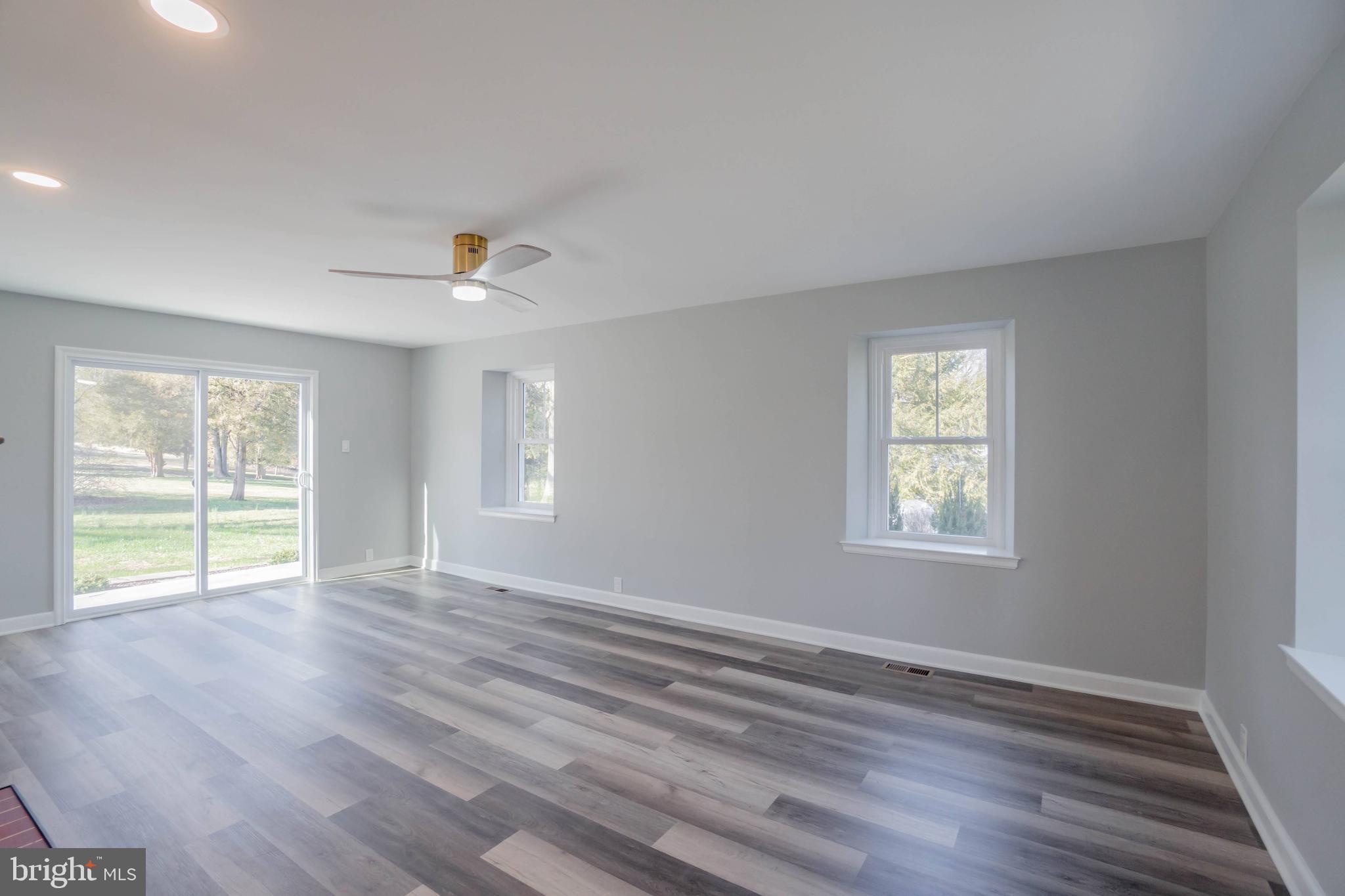 515 Rosedale Drive Pottstown, PA 19464 - Photo 14 of 52 living room