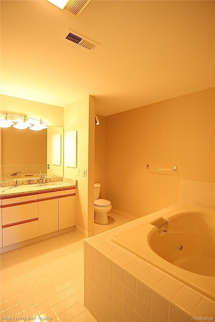 969 GreenView Court, Unit 40 Rochester, MI 48307 - Photo 19 of 25 IMG_9355.jpg