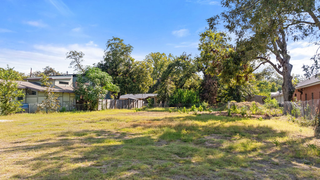 1119 Tillery Street Austin, TX 78702 - Photo 4 of 10 a view of a yard with a house