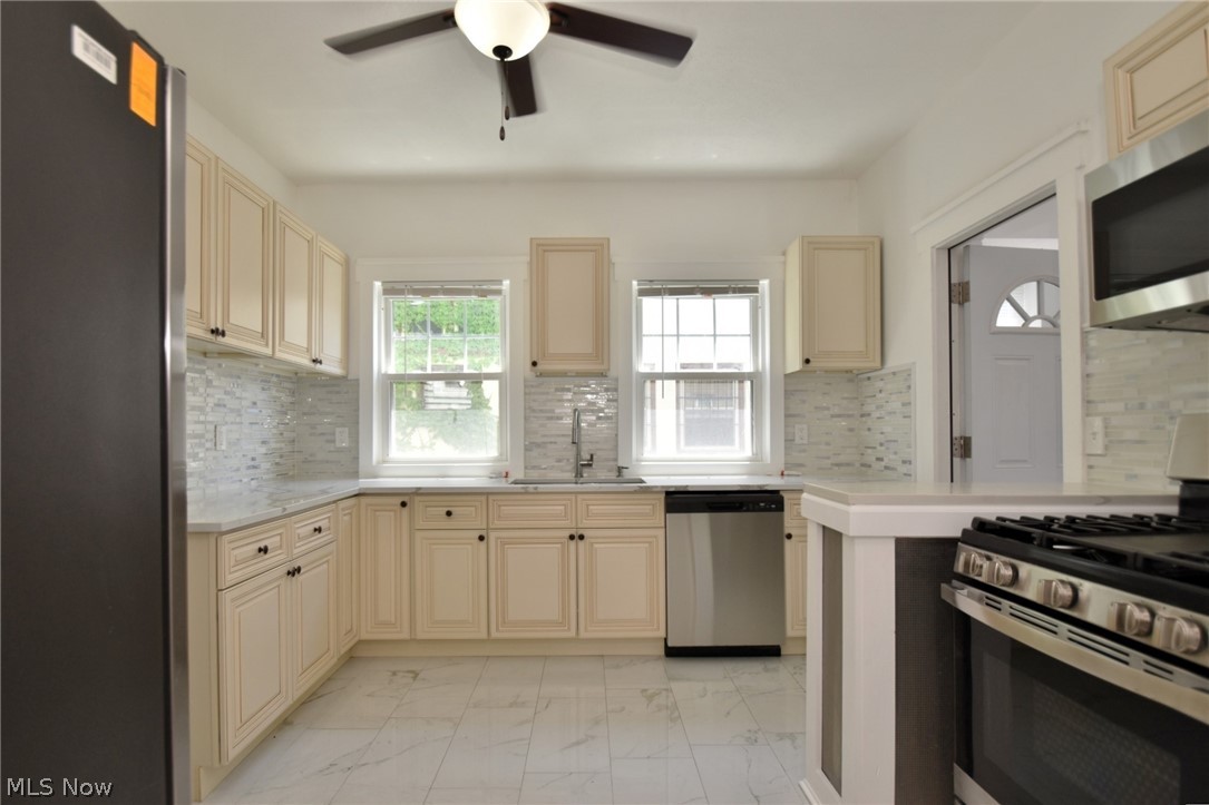 1076 Parkside Road Cleveland, OH 44108 - Photo 11 of 49