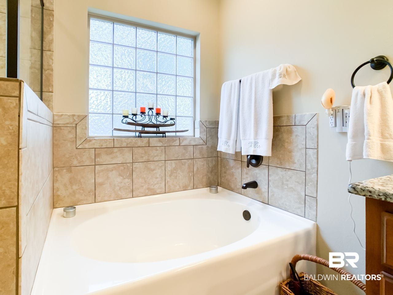 7329 Raintree Lane Gulf Shores, AL 36542 - Photo 22 of 40 Garden Tub
