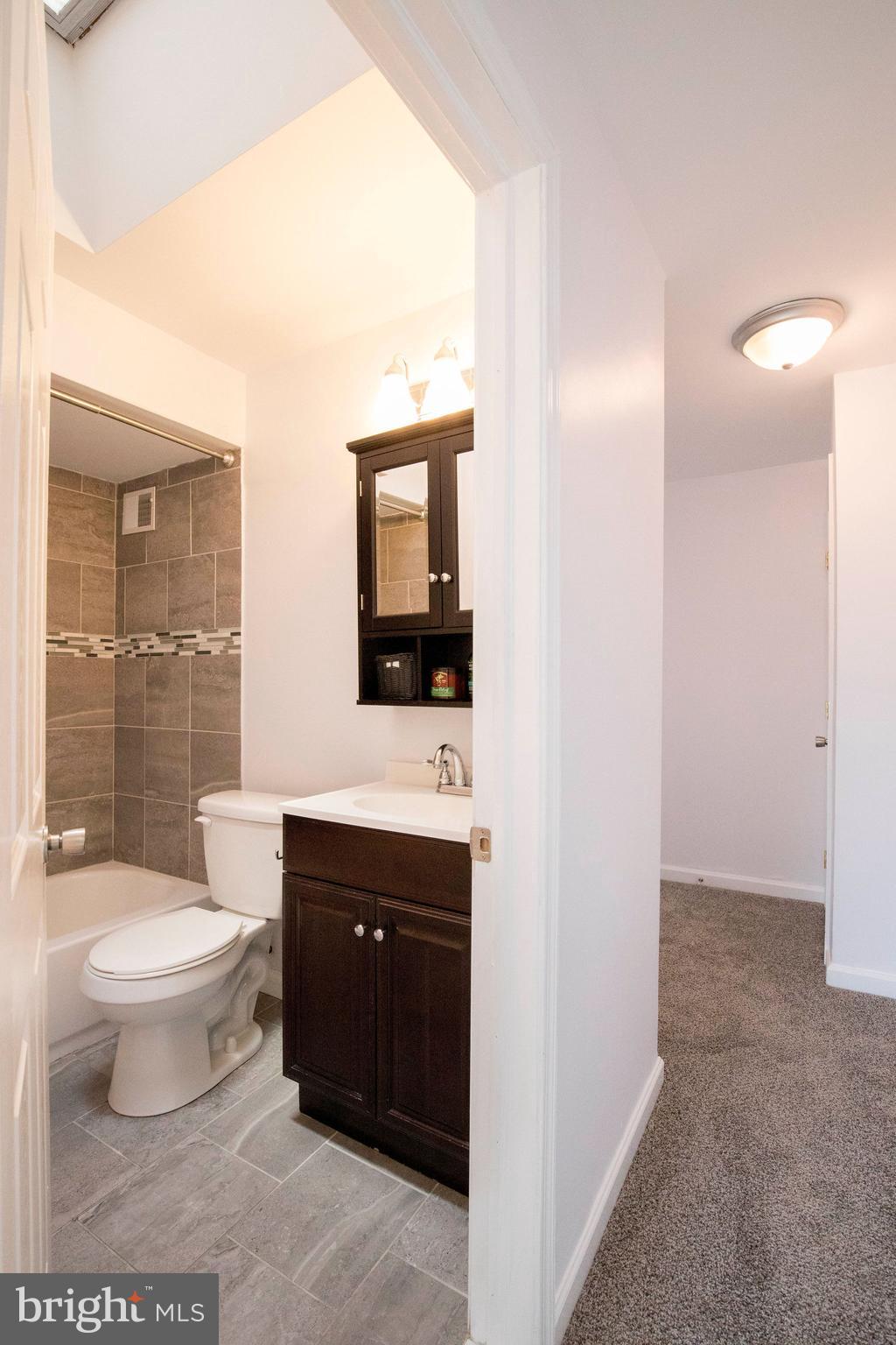 3761 West Country Club Road Philadelphia, PA 19131 - Photo 35 of 64 Hallway bath