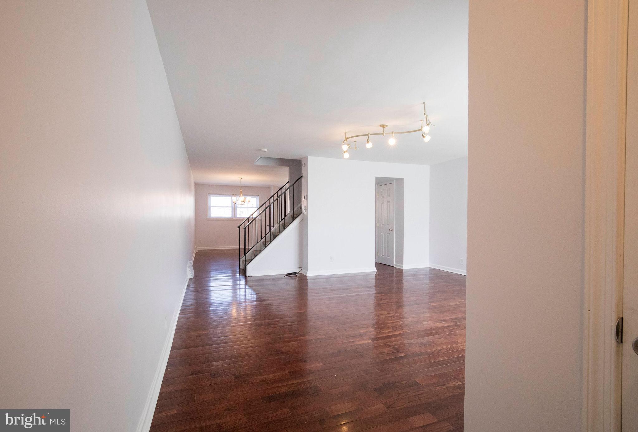 3761 West Country Club Road Philadelphia, PA 19131 - Photo 5 of 64 Living room
