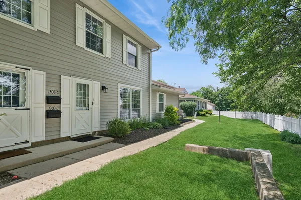 $200,000 | 1303 Woodcutter Lane, Unit C, Wheaton, IL 60189