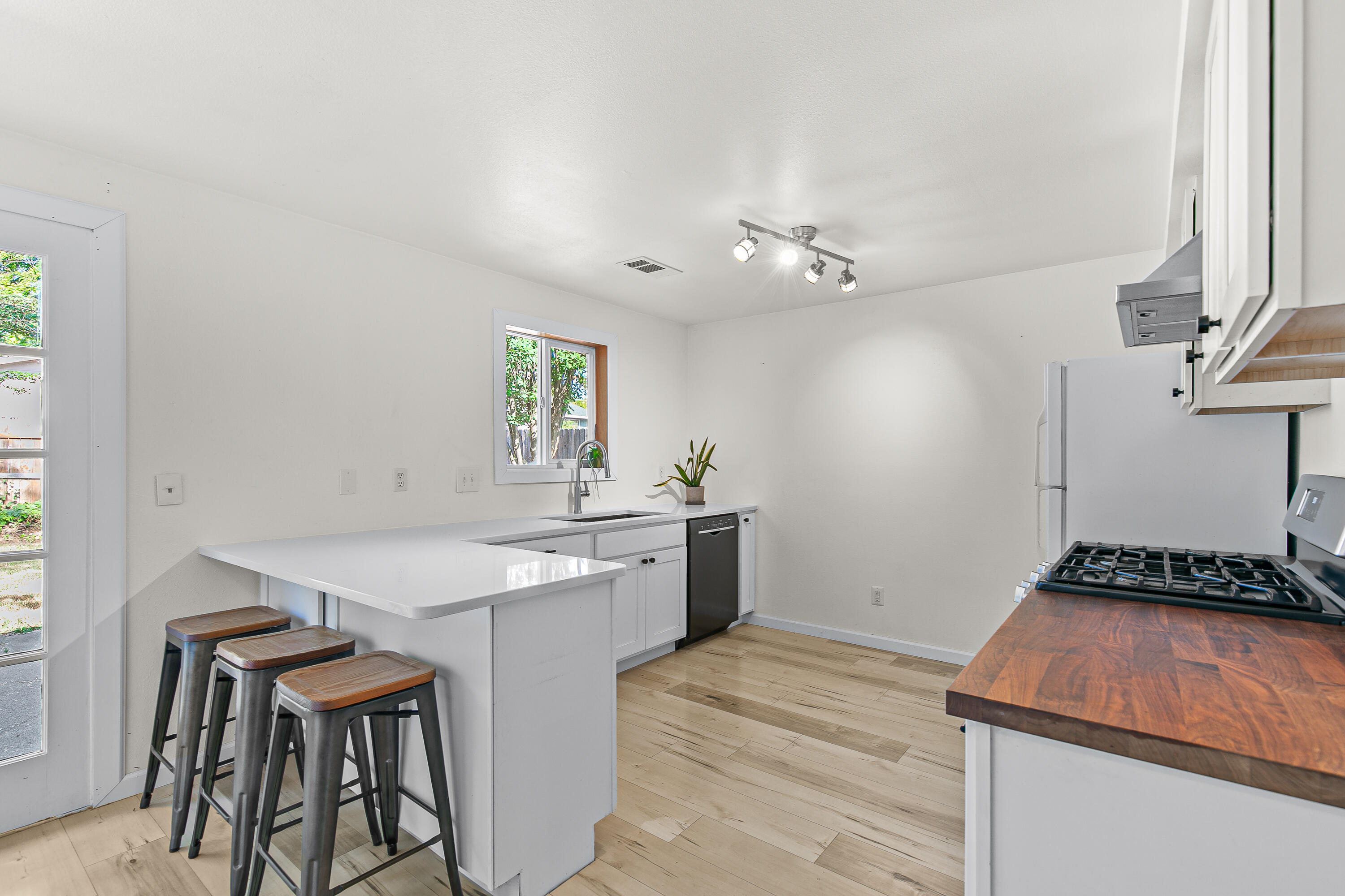 510 Bell Road Talent, OR 97540 - Photo 11 of 26 510 Bell Road, Talent, OR 97540