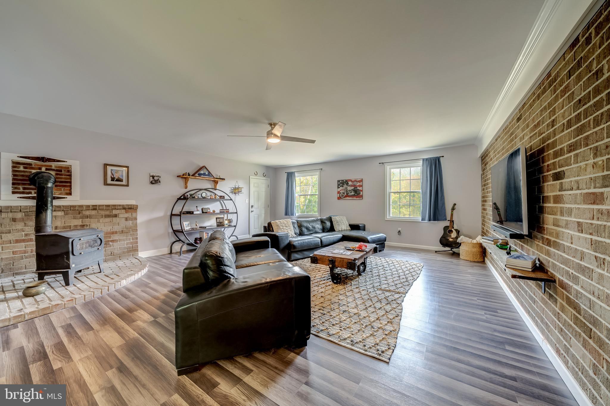 7026 Kelly Road Warrenton, VA 20187 - Photo 18 of 36 Large family room