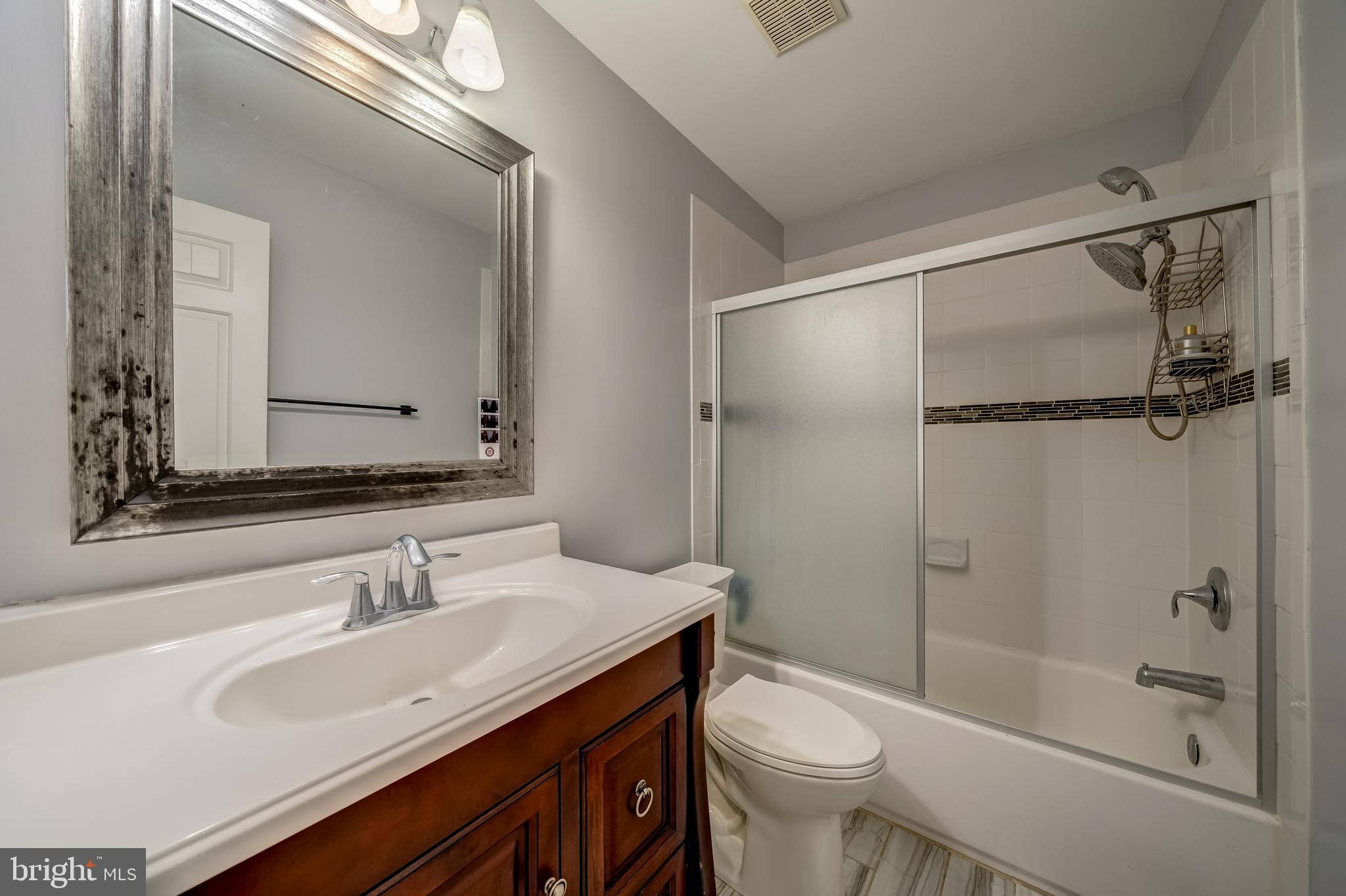 7026 Kelly Road Warrenton, VA 20187 - Photo 28 of 36 Hallway full bathroom