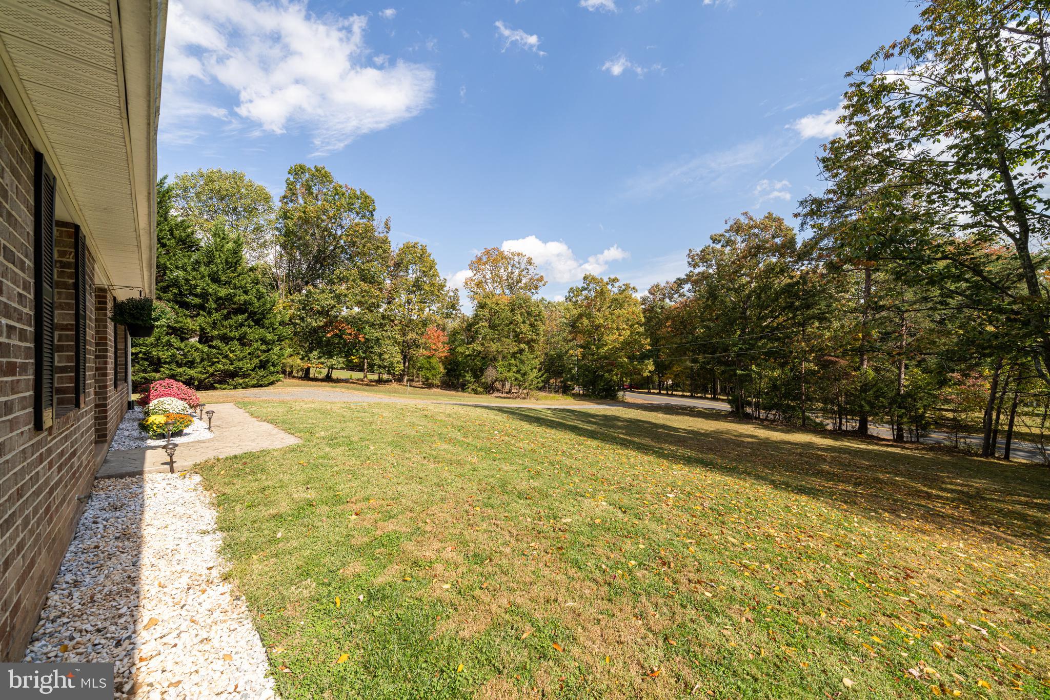 7026 Kelly Road Warrenton, VA 20187 - Photo 4 of 36 Large open front yard