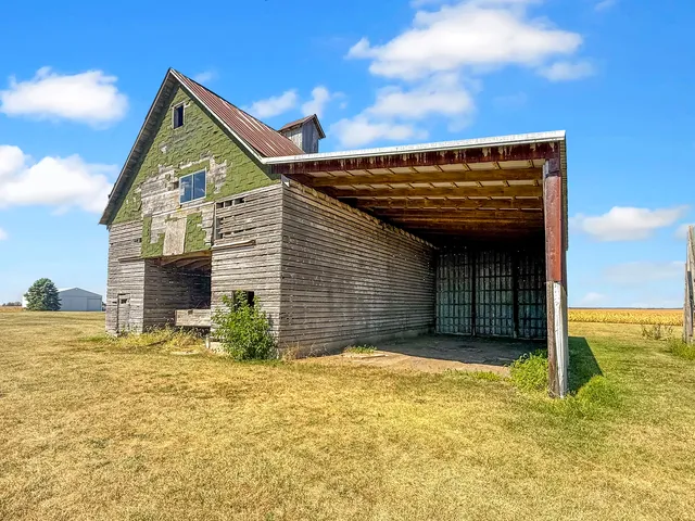 a view of a house with backyard