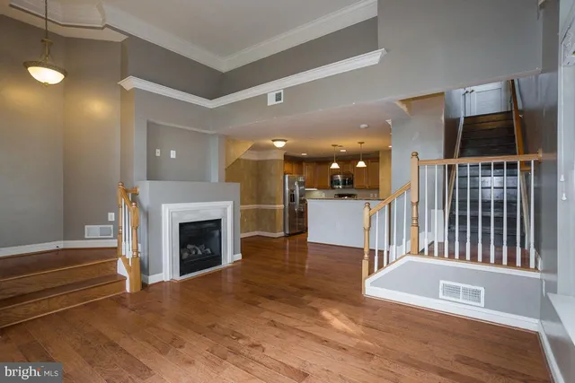 a view of empty room with window