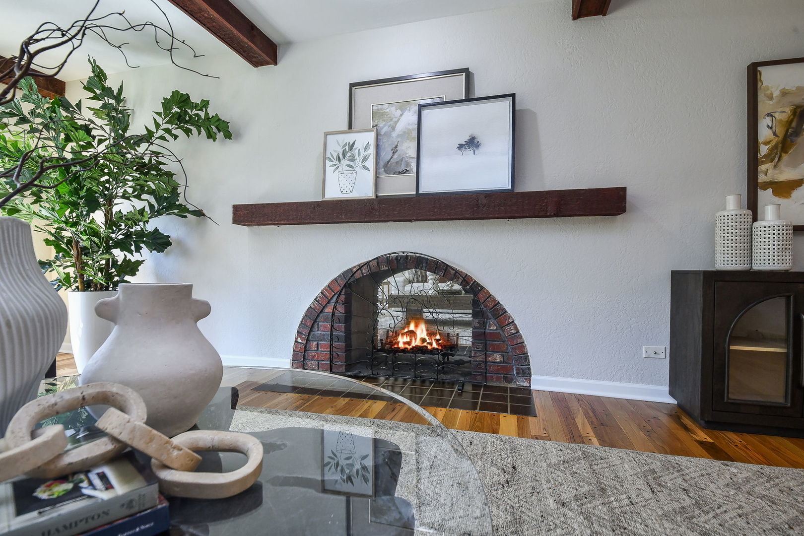 541 Williamsburg Road Glen Ellyn, IL 60137 - Photo 14 of 45 a living room with furniture and a fireplace