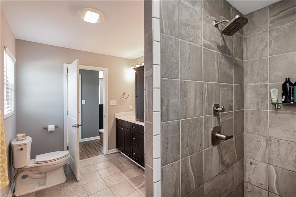 188 Laurel Ridge Lane Lexington, NC 27295 - Photo 24 of 29 Master full bathroom