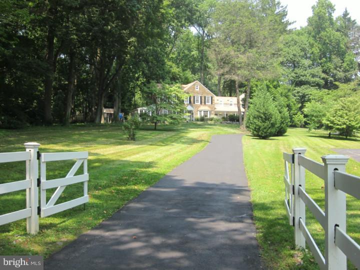 203 Beatty Road Media, PA 19063 - Photo 17 of 20 Driveway
