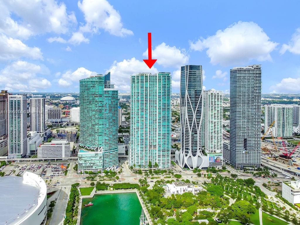 900 Biscayne Boulevard, Unit 4510 Miami, FL 33132 - Photo 45 of 48 a swimming pool with outdoor seating and yard