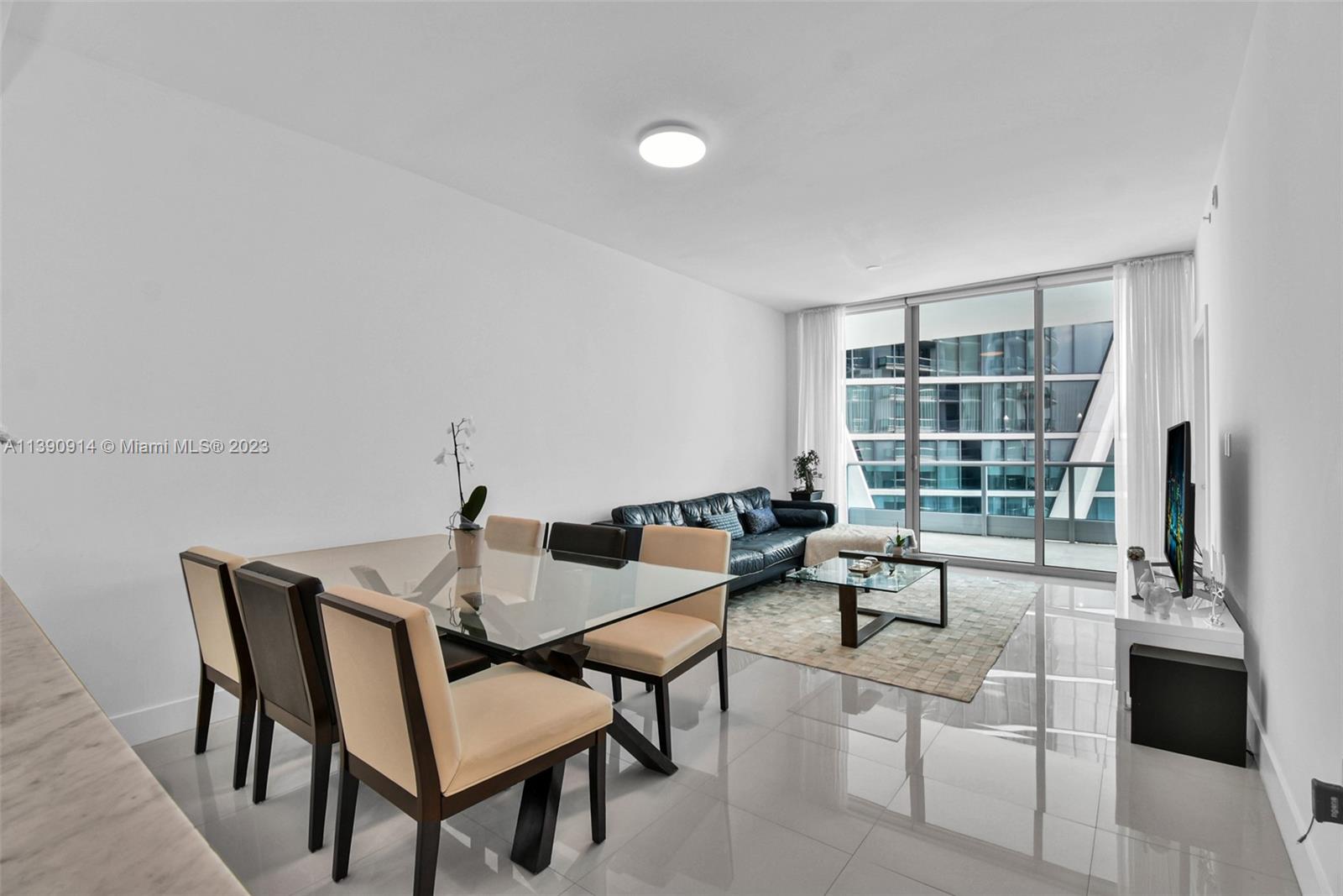 900 Biscayne Boulevard, Unit 4510 Miami, FL 33132 - Photo 6 of 48 a living room with furniture and a window