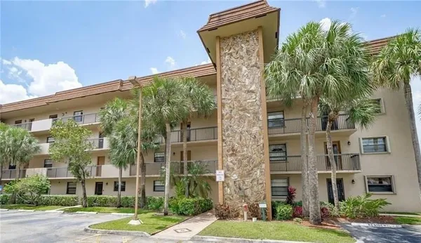$164,900 | 4940 East Sabal Palm Boulevard, Unit PH8, Tamarac, FL 33319