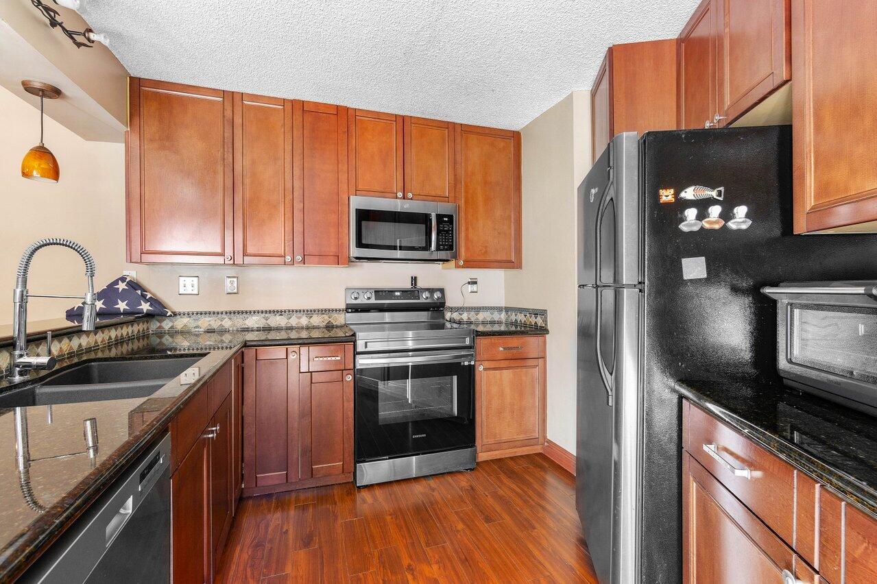 8140 Thames Boulevard, Unit C Boca Raton, FL 33433 - Photo 11 of 21 Pictures of modern appliances