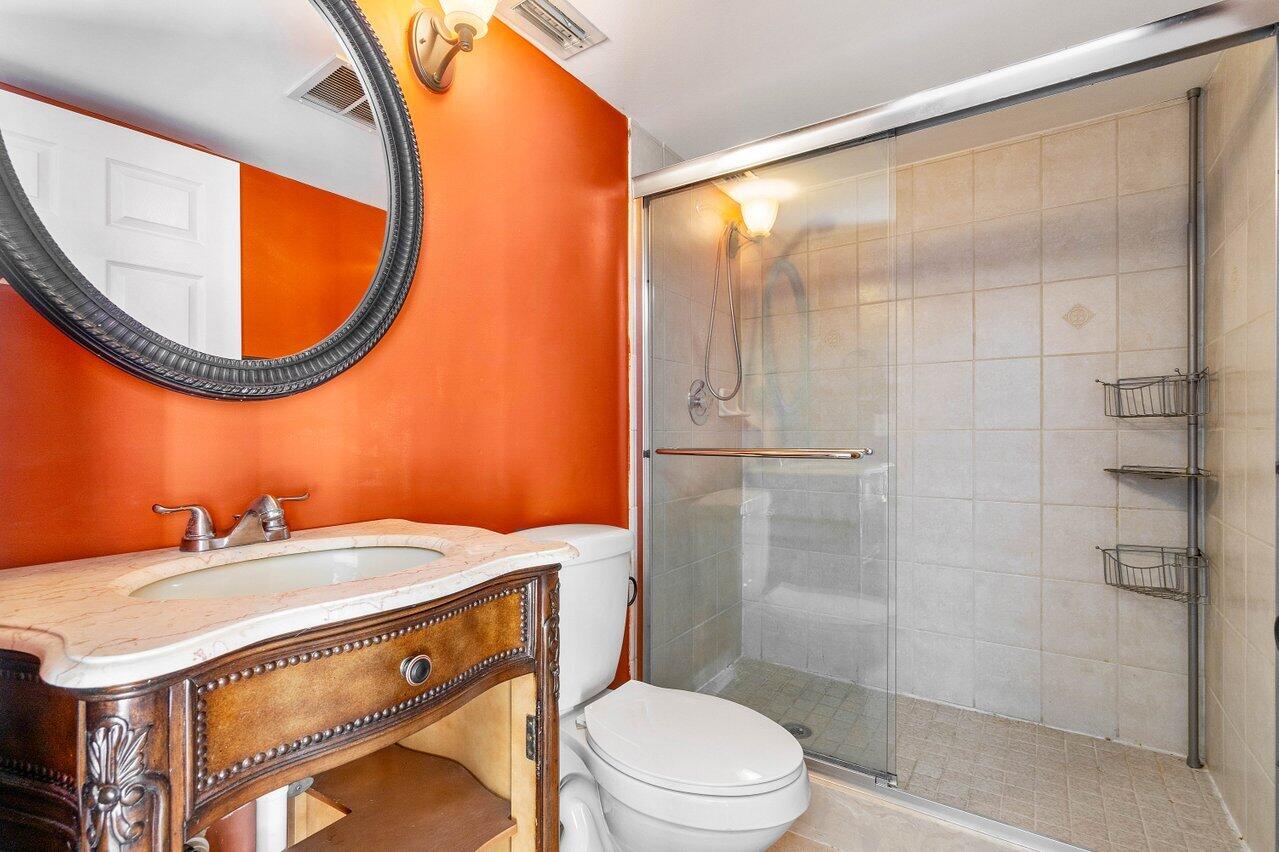 8140 Thames Boulevard, Unit C Boca Raton, FL 33433 - Photo 15 of 21 Bathroom #1