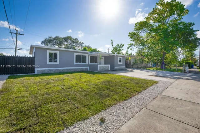 a view of a house with a yard