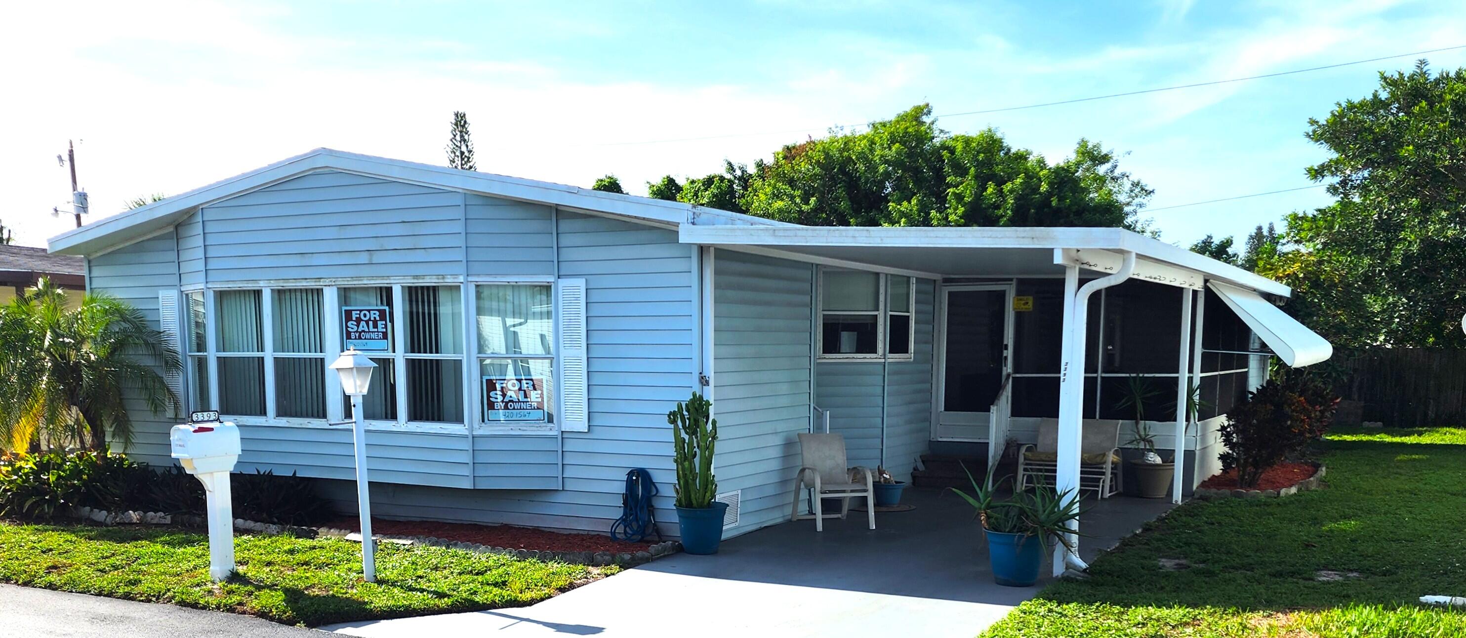 a view of house with a yard
